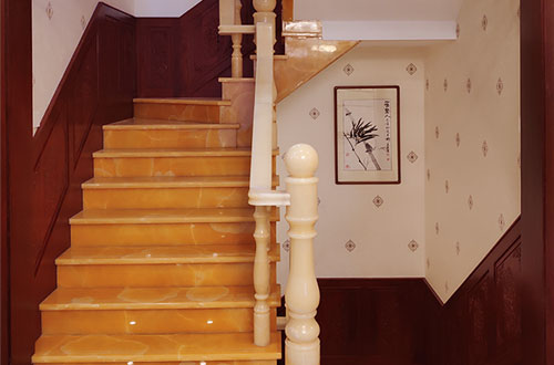 西林中式别墅室内汉白玉石楼梯的定制安装装饰效果